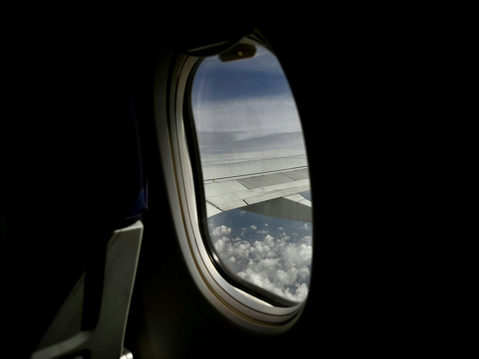 Vista de las nubes y el ala desde la ventanilla de un avión