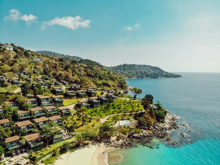 Villas en la ladera sobre la playa de Kata Noi, en Phuket