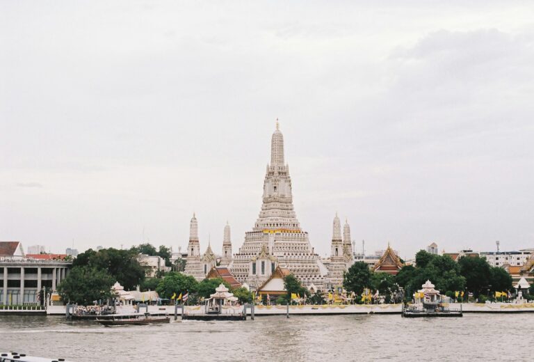 Wat Arun, el Templo del Amanecer, a orillas del río Chao Phraya en Bangkok