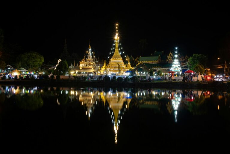 Templo Wat Phra That Doi Kong Mu iluminado de noche en Mae Hong Son