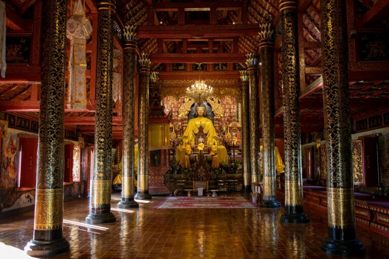 Sala de oración de madera con una imagen dorada de Buda en Wat Si Don Chai, en Pai