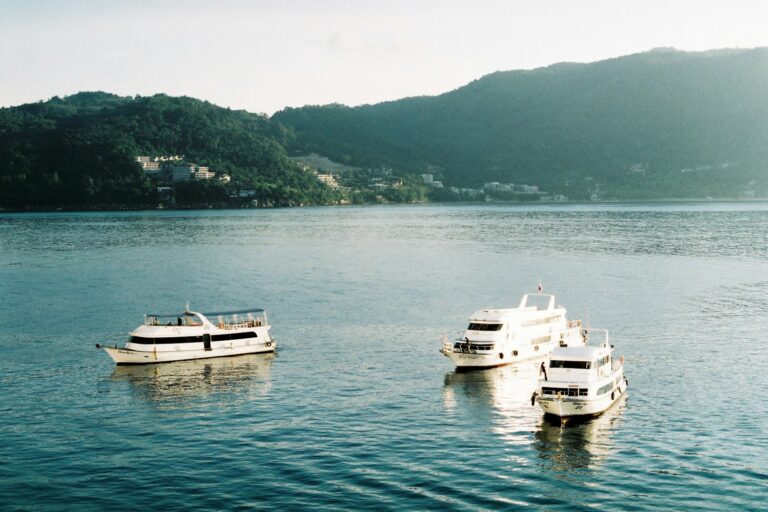 Yates navegando frente a la costa de Phuket
