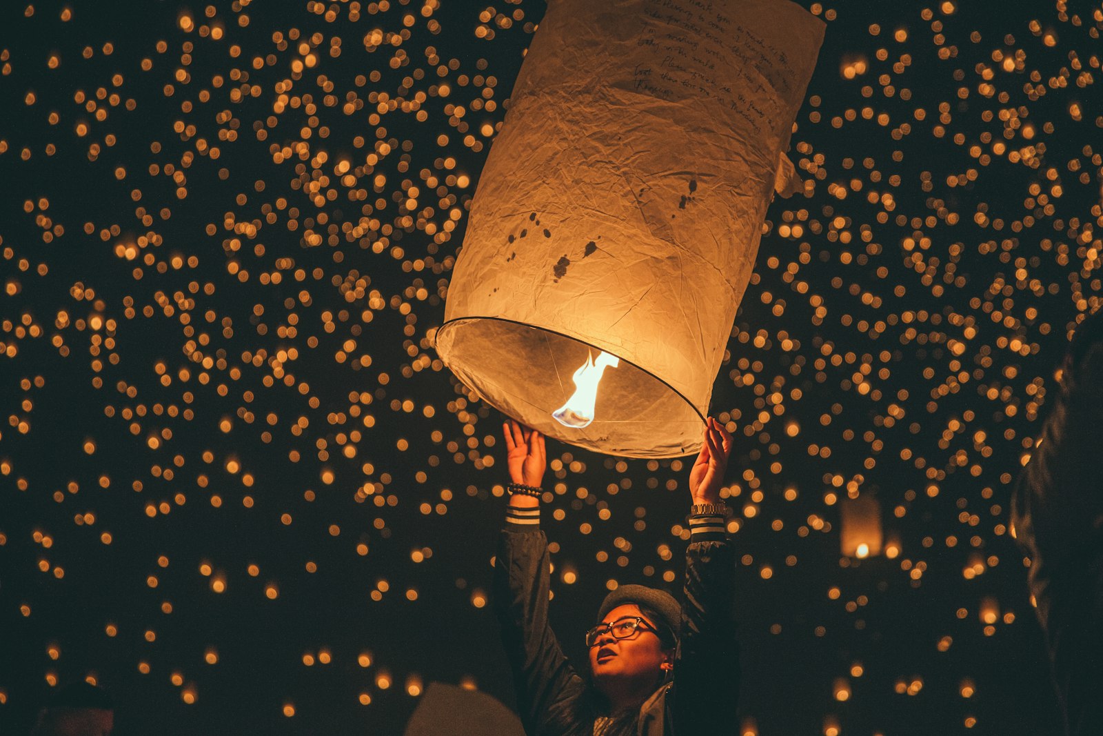 Linternas de papel elevándose en el cielo nocturno durante el festival de Yi Peng, en Tailandia
